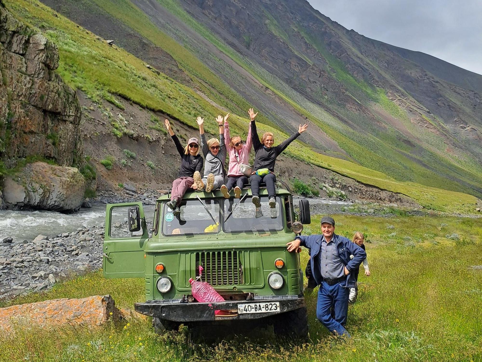 Xinaliq Khinalig Izzet'S Riverside Home Stay ภายนอก รูปภาพ